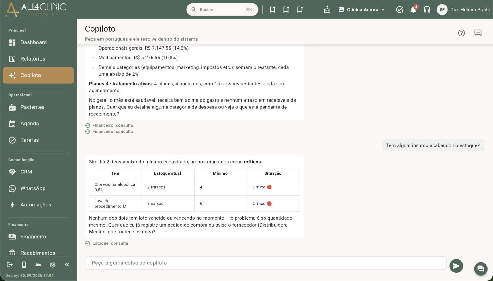 Copiloto respondendo dentro do sistema com o resumo financeiro do mês, montado a partir dos dados reais da clínica